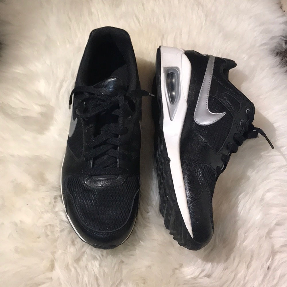 Barely worn NIKE AIR MAX International
